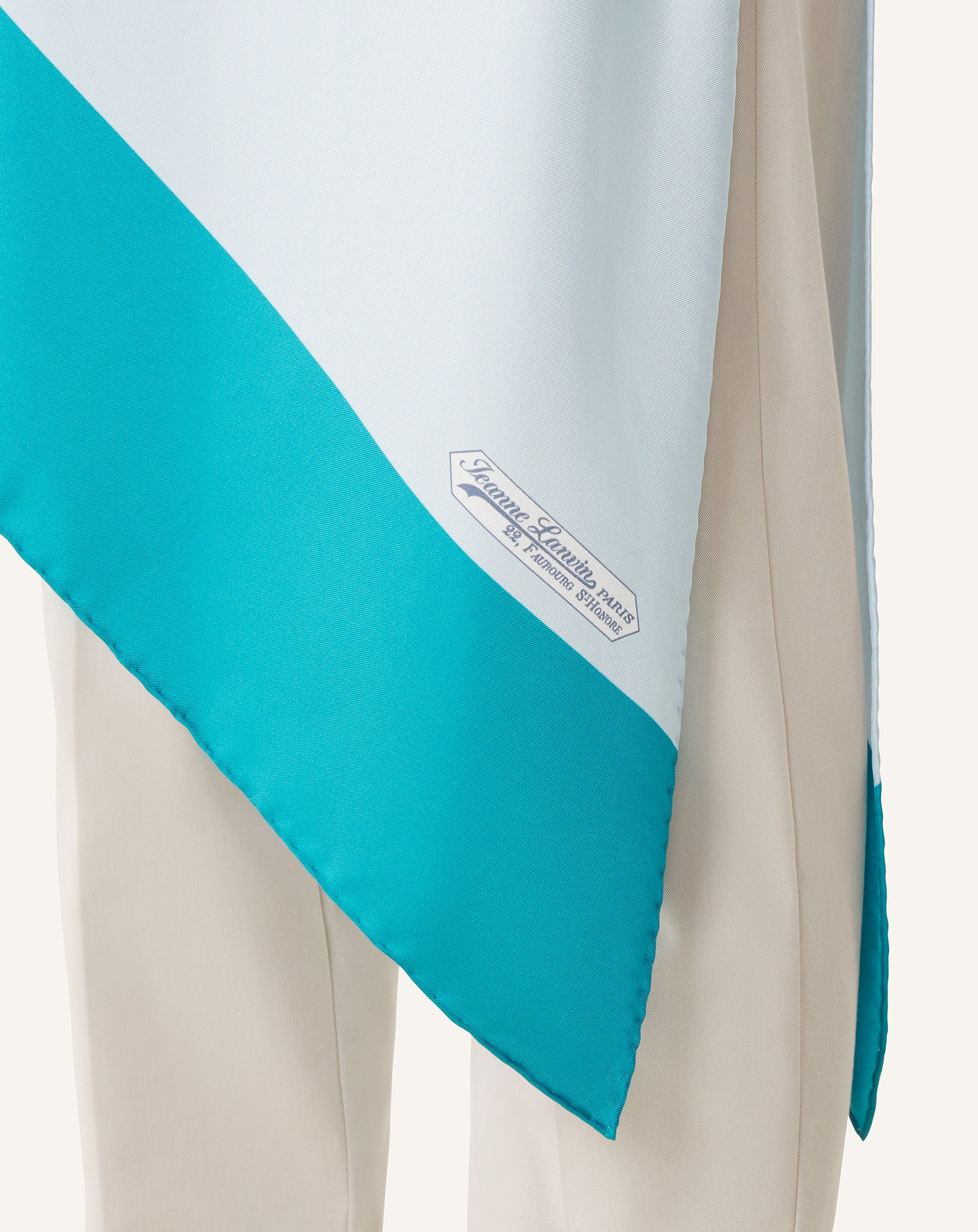 GRAPHIC PRINT SILK TOP