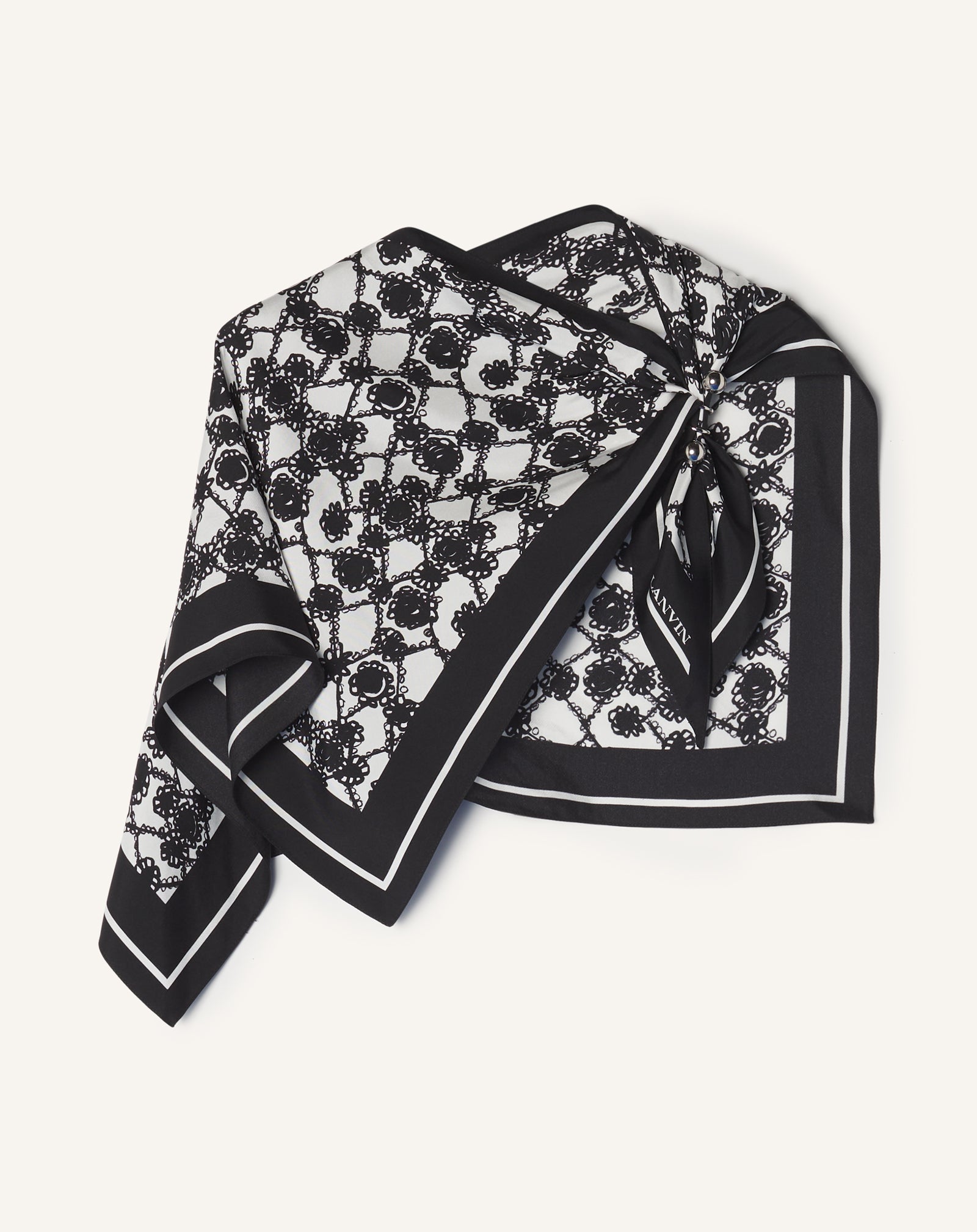 WHITE MARGUERITE MOTIF TOP WITH JEWELRY FASTENER