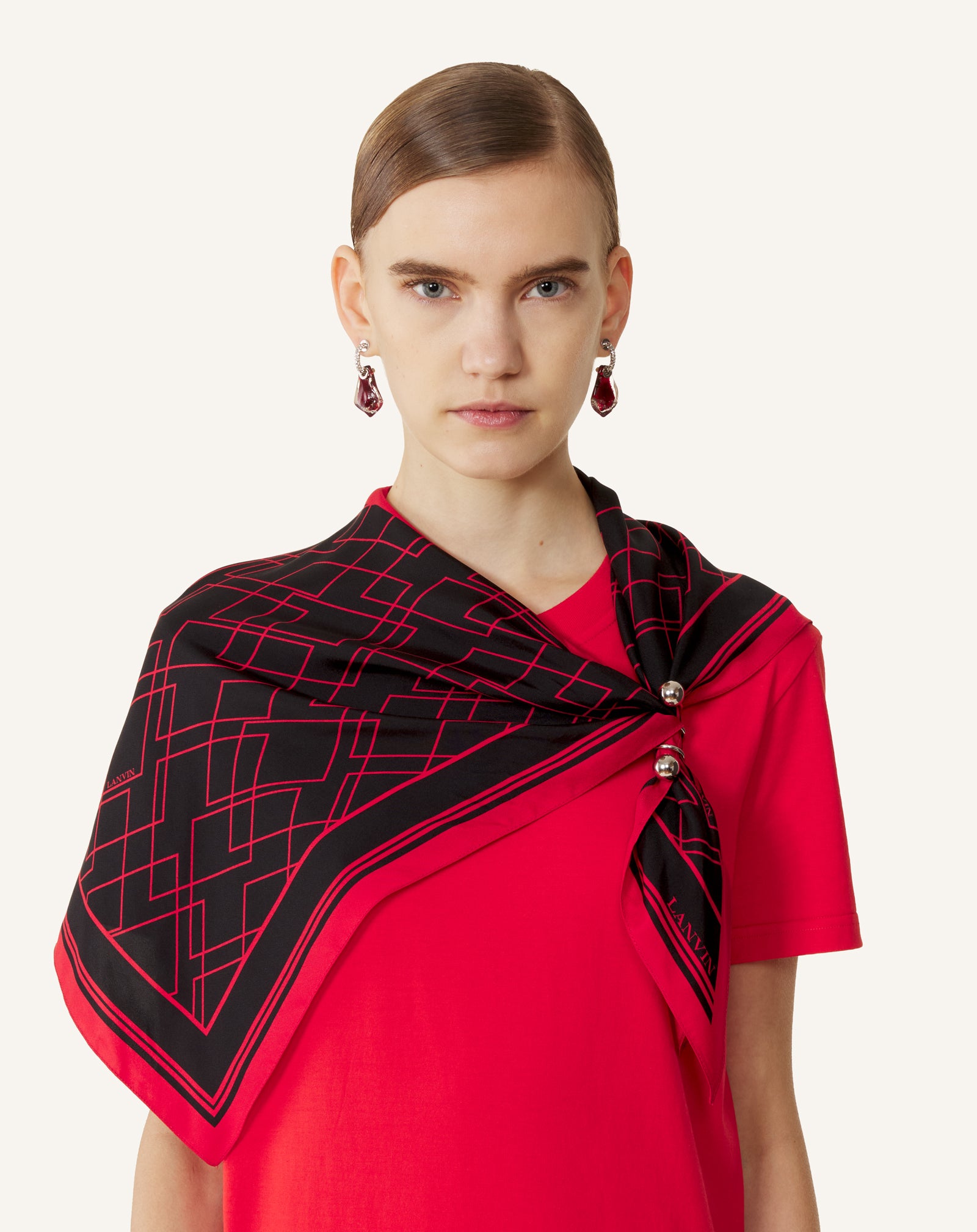 BLACK GRAPHIC DIAMOND MOTIF TOP WITH JEWELRY FASTENER