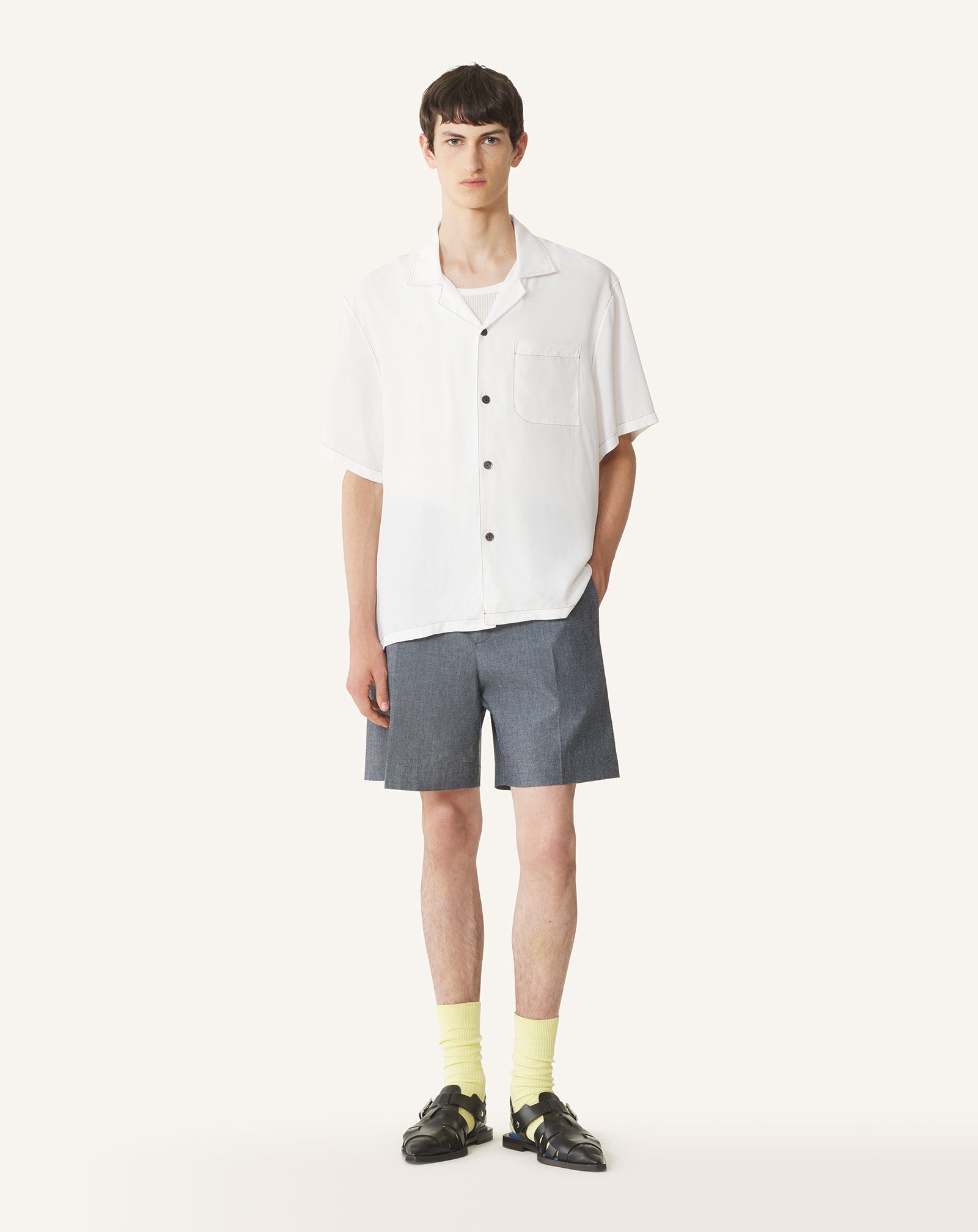 WHITE SHIRT WITH MOTHER AND DAUGHTER PRINT ON THE BACK