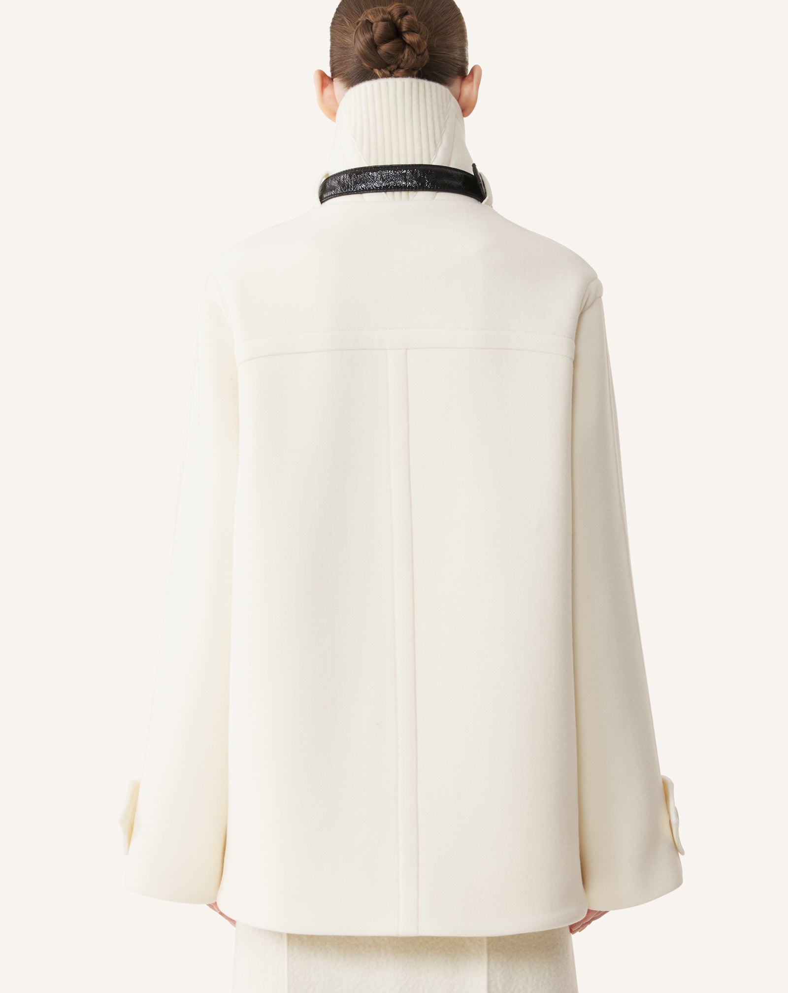 WHITE SHORT WOOL COAT WITH STAND-UP COLLAR